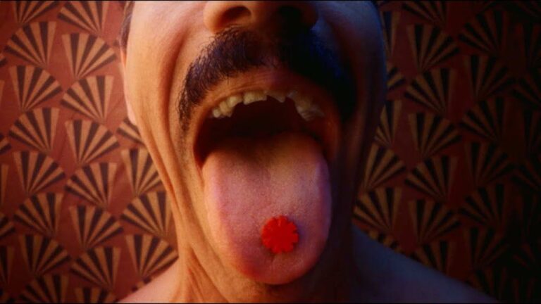 Red Hot Chili Peppers lanza “Tippa My Tongue”, su nueva y extravagante canción
